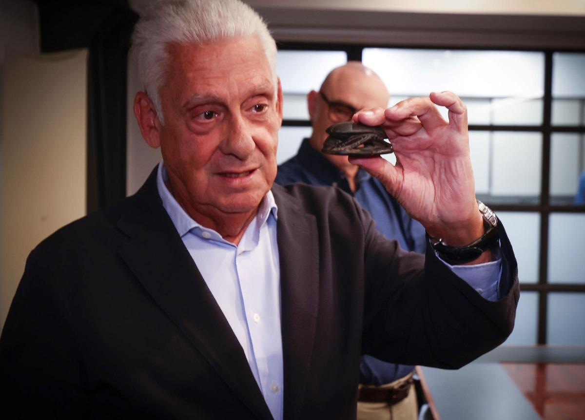 Escarabajo de corazón tallado en esteatita, pieza central de la nueva adquisición del Museu Egipci