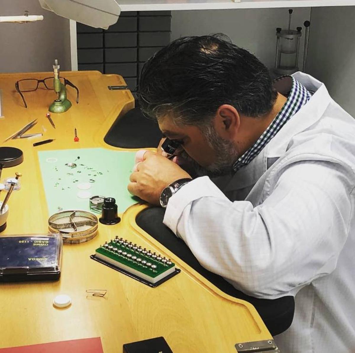 Samir Kichi en su taller de reparación de relojes en la calle Montera, Madrid