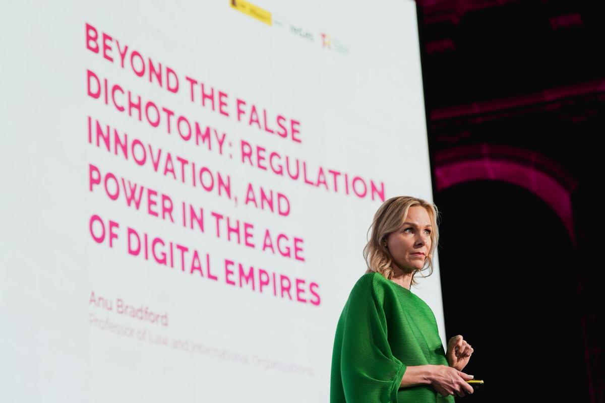Anu Bradford hablando en el I Encuentro Internacional por los Derechos Digitales en Barcelona