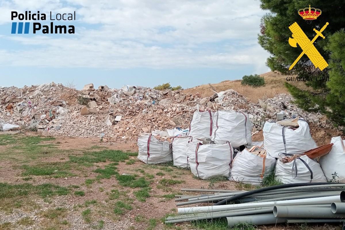 Vertido de plástico de invernadero en un arroyo de Almería, capturado por Ecologistas en Acción