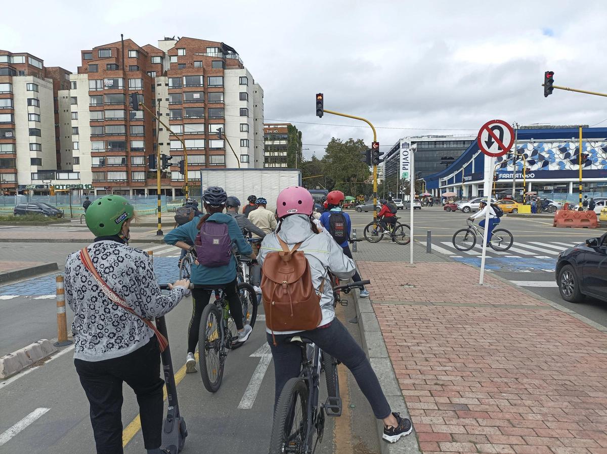 Ilustración de un autobús eléctrico circulando por una ciudad con infraestructura verde
