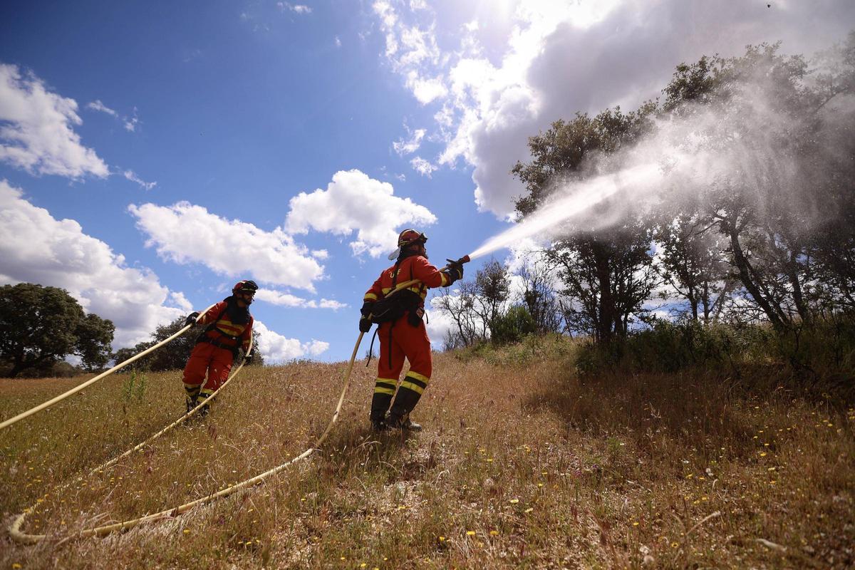 Soldados de la UME entrenando con camiones autobomba en la base de Cerro Muriano