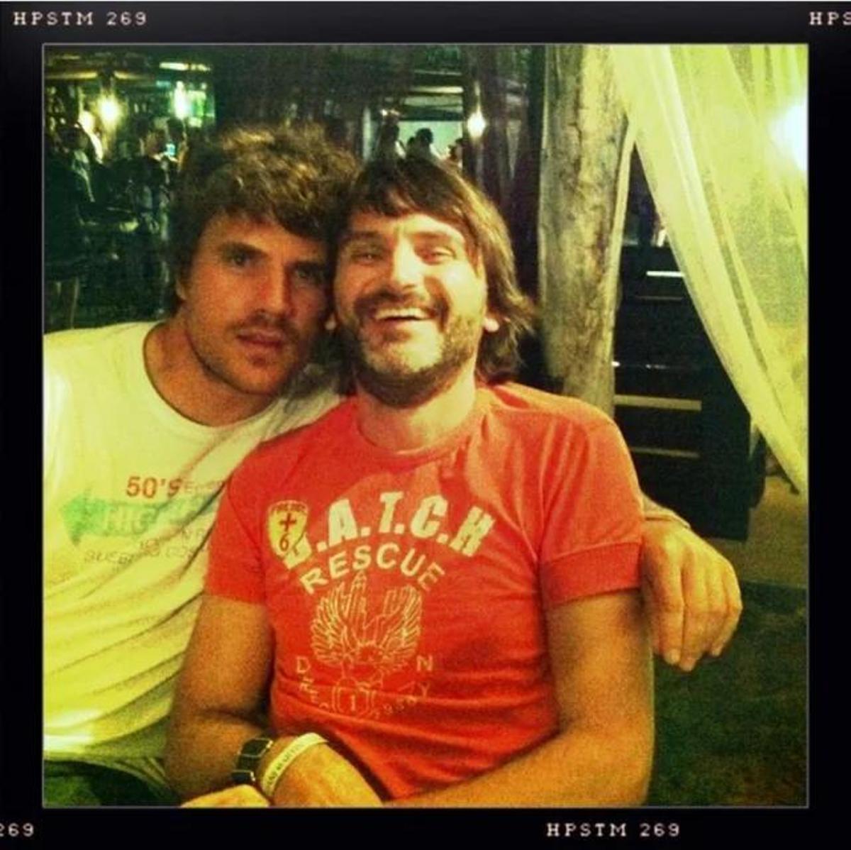 Dani Martín recibiendo a Fernando Tejero en la casa familiar de Algete