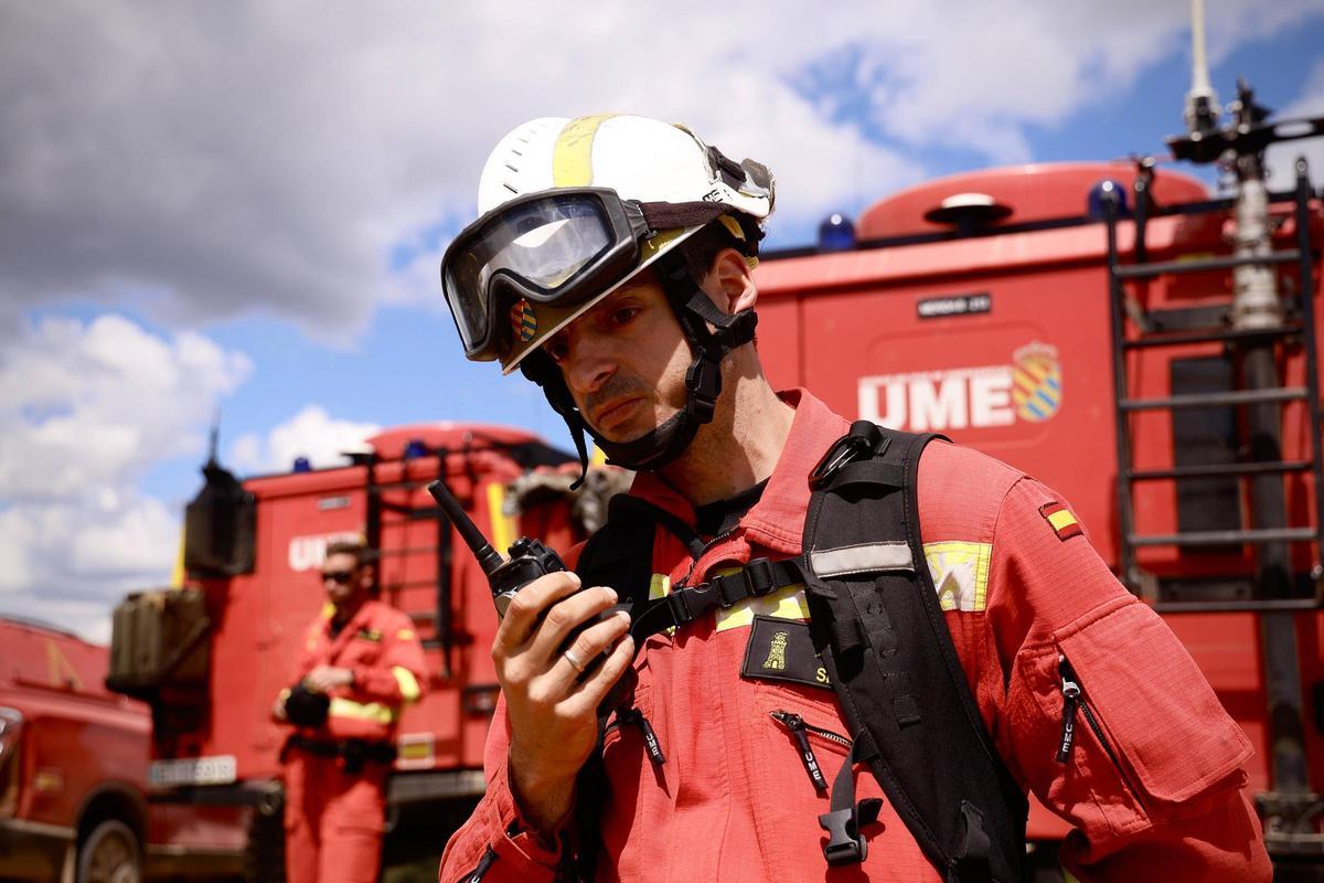 Dron terrestre de gran tamaño operando en terreno forestal
