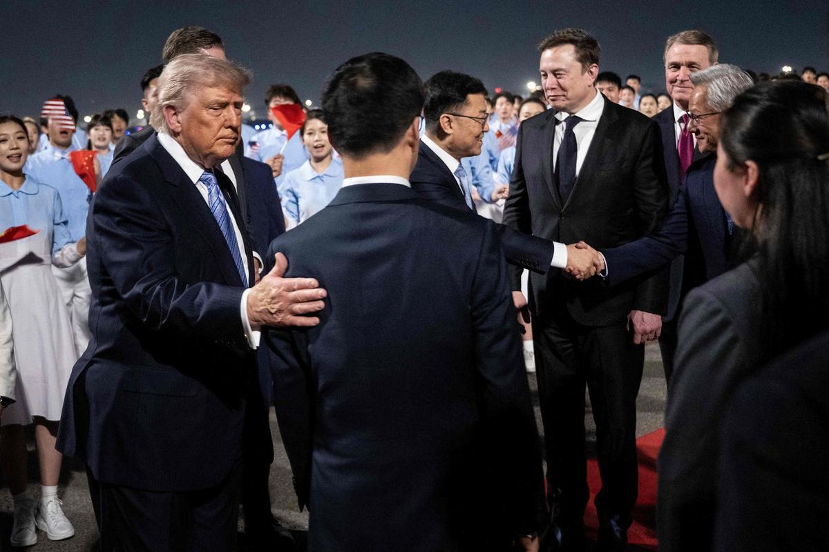 Donald Trump y Jensen Huang saludando en el banquete presidencial en Pekín