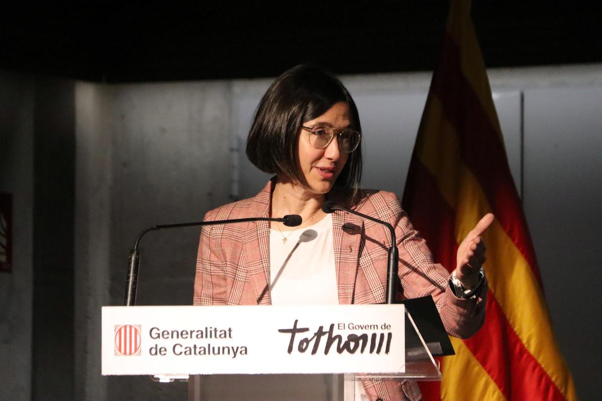 Agentes rurales en uniforme revisando una zona agrícola
