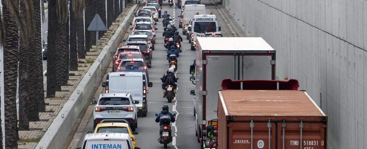 Ronda Litoral colapsa por choque entre camión y moto en el Nus de la Trinitat