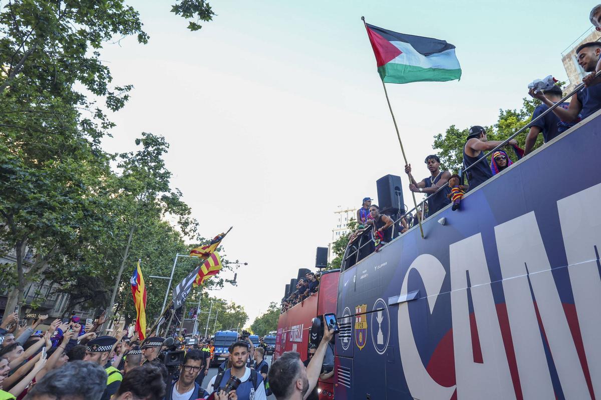 Lamine Yamal ondea bandera palestina en la marcha del Barça y provoca reacción mundial