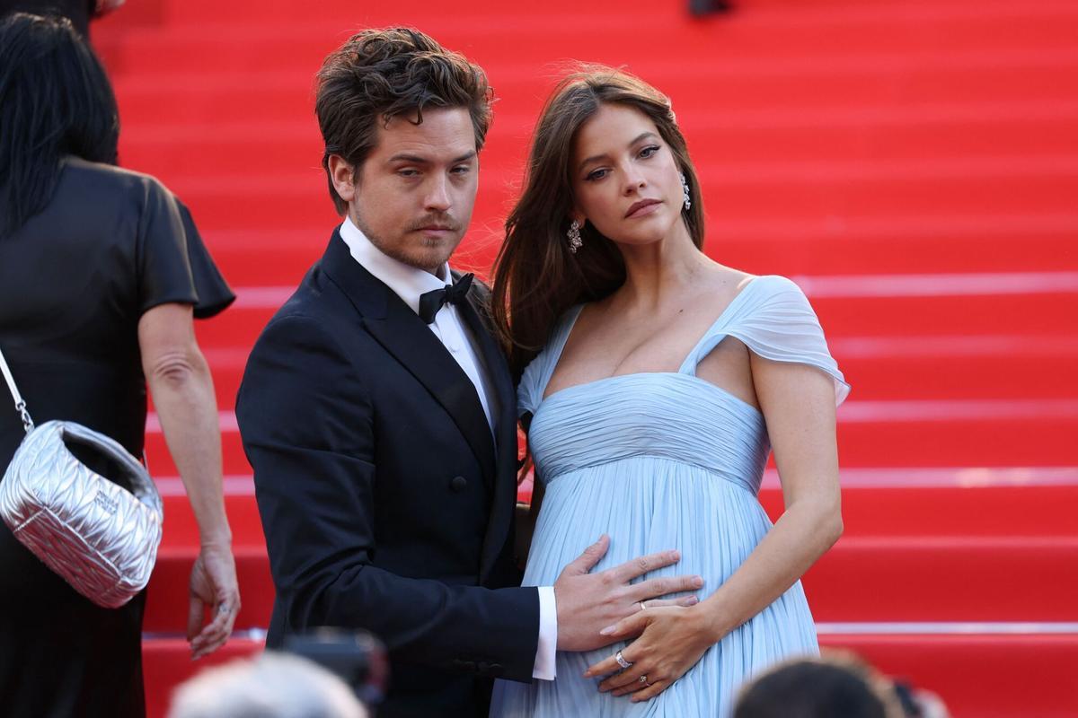 Barbara Palvin con vestido azul celeste y plumas, mano sobre el vientre, en la alfombra roja de Cannes
