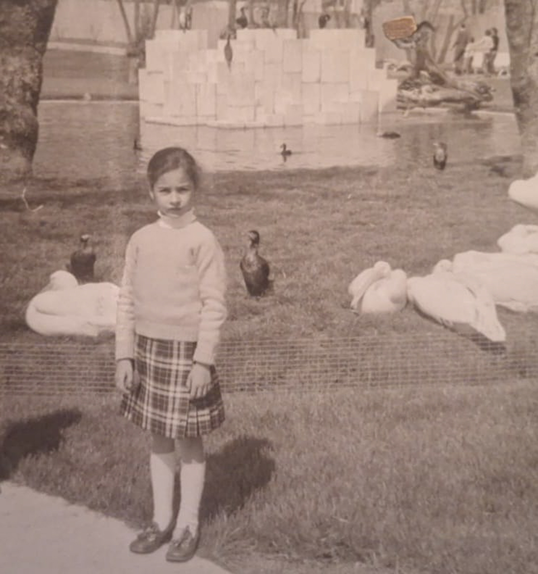 Fotografía de la infancia de María Jesús Montero con muñeca de trapo