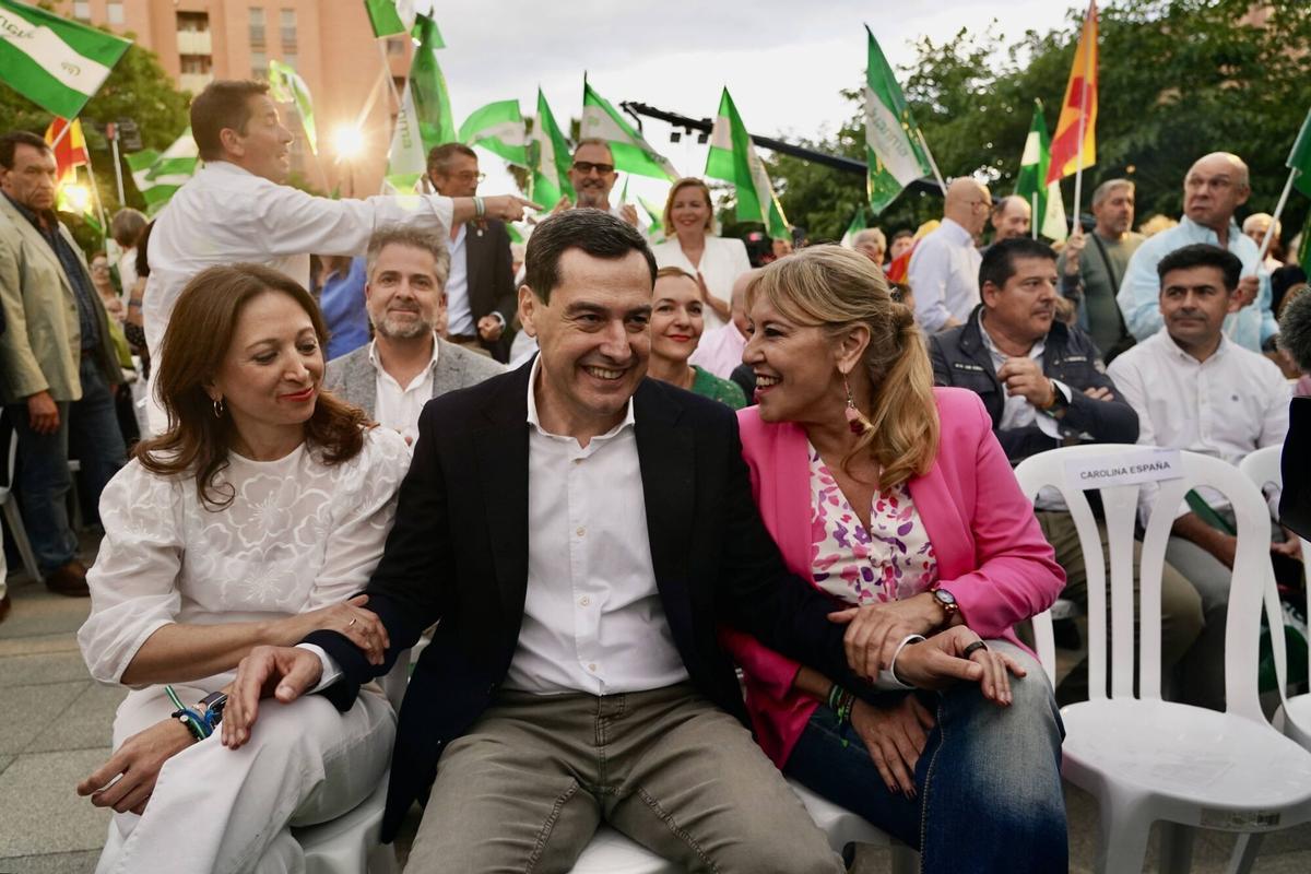 Juanma Moreno habla en el mitin final del PP en la plaza de la Constitución de Málaga, rodeado de simpatizantes y autoridades locales