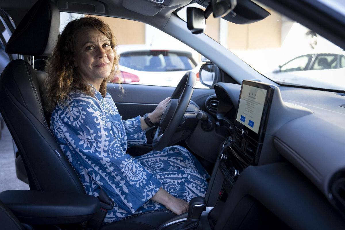Claudia Pascual al volante de un coche automático durante su última práctica