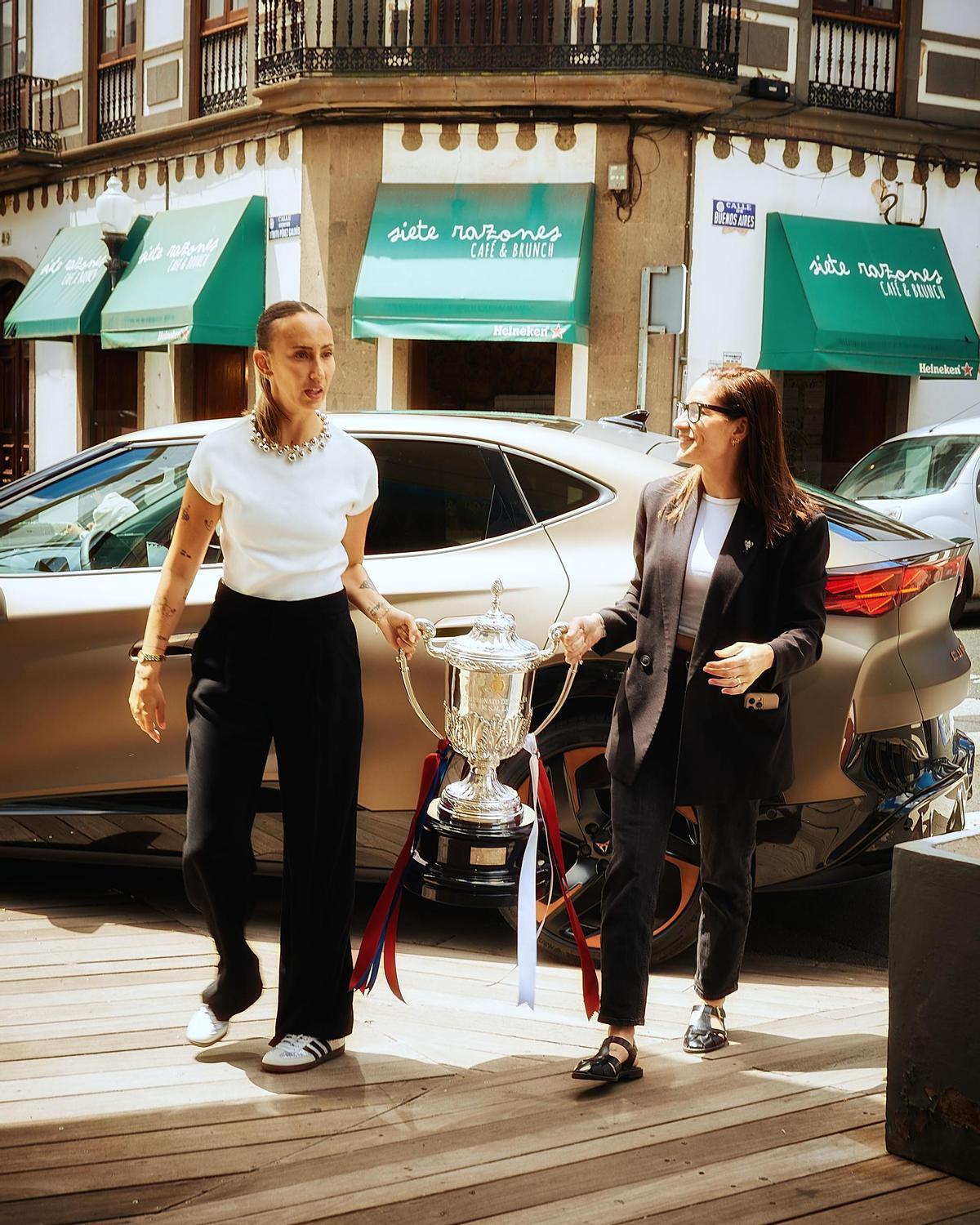 Virginia Torrecilla en la Casa Palacio de Las Palmas, con la Copa de la Reina