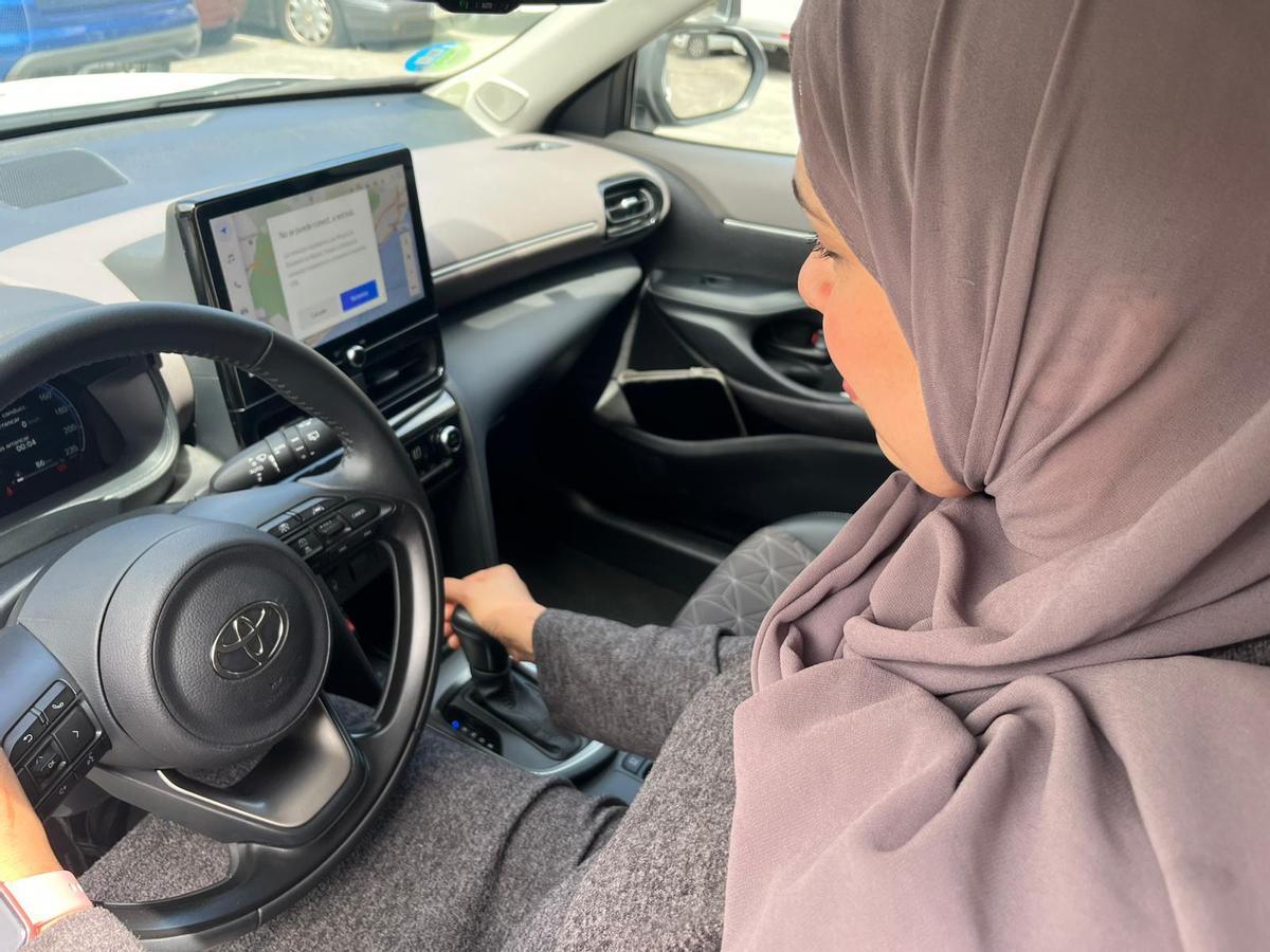 Detalle del cambio automático del Toyota Yaris en la Autoescuela Vallparadís