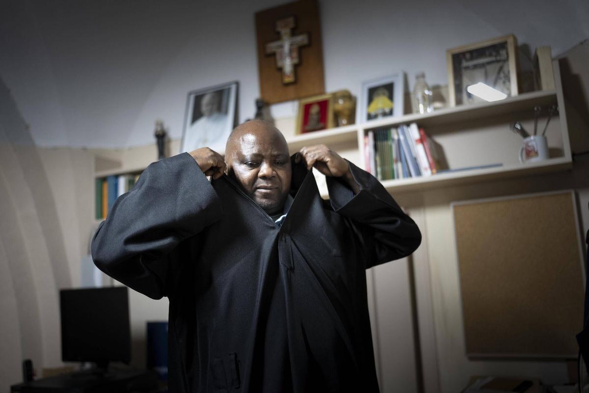 Rector Faustin Mlelwa sostiene una foto del Papa León XIV en la parroquia de Sant Agustí