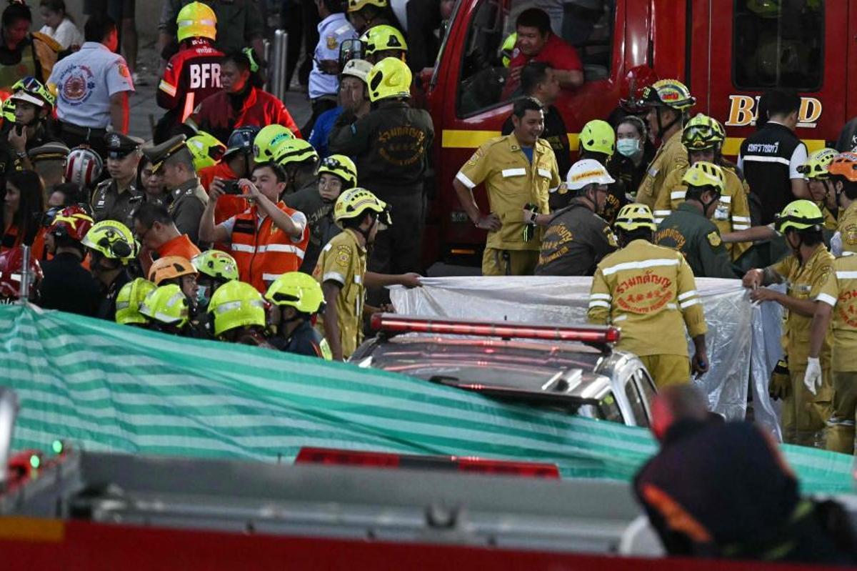 Vista del tren colisionando con el autobús en el paso a nivel de Bangkok