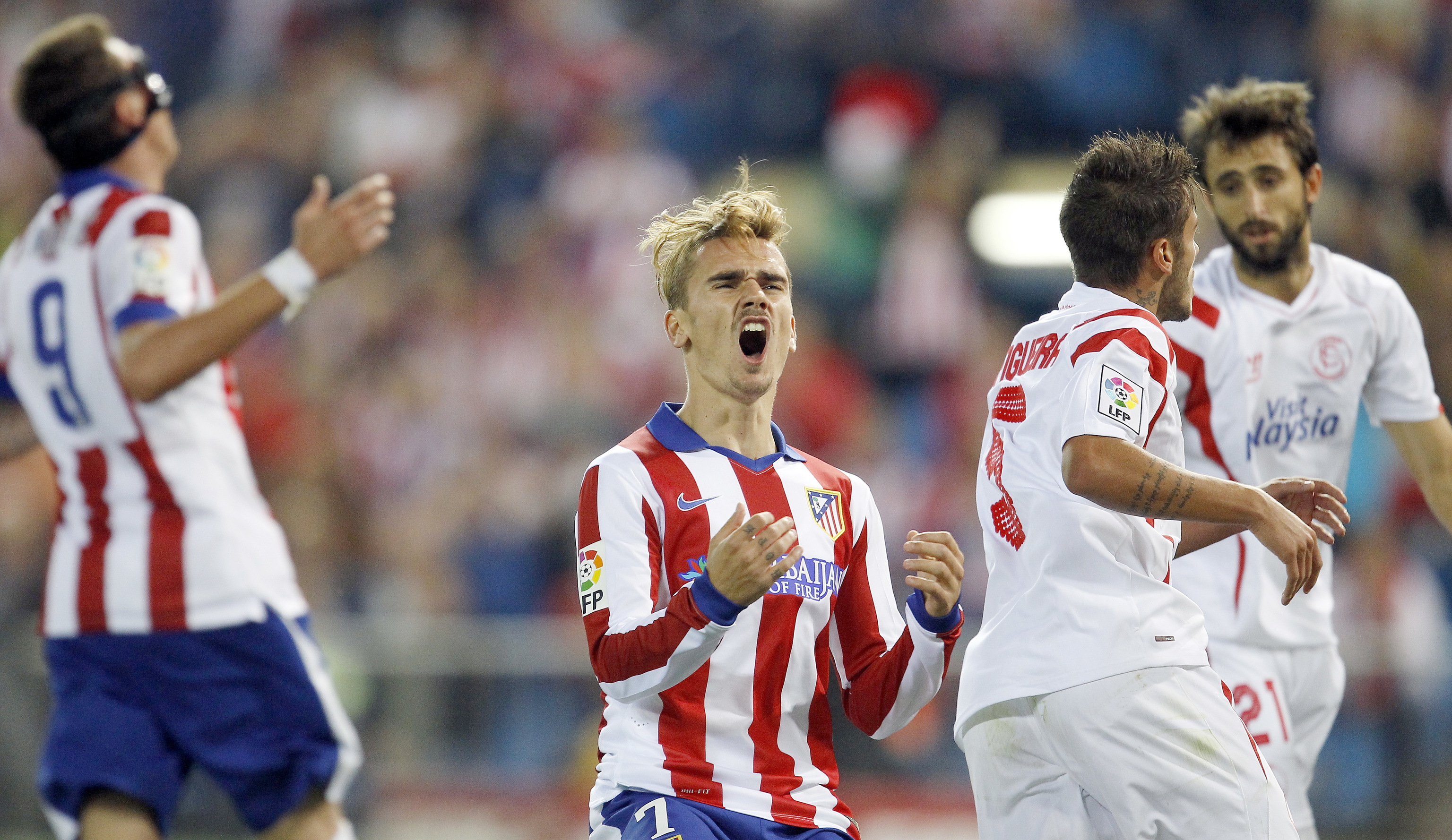 Antoine Griezmann firmando su contrato en la clínica Fremap