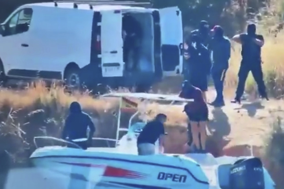 Guardias civiles caídos junto al río Guadiana tras el enfrentamiento con narcotraficantes