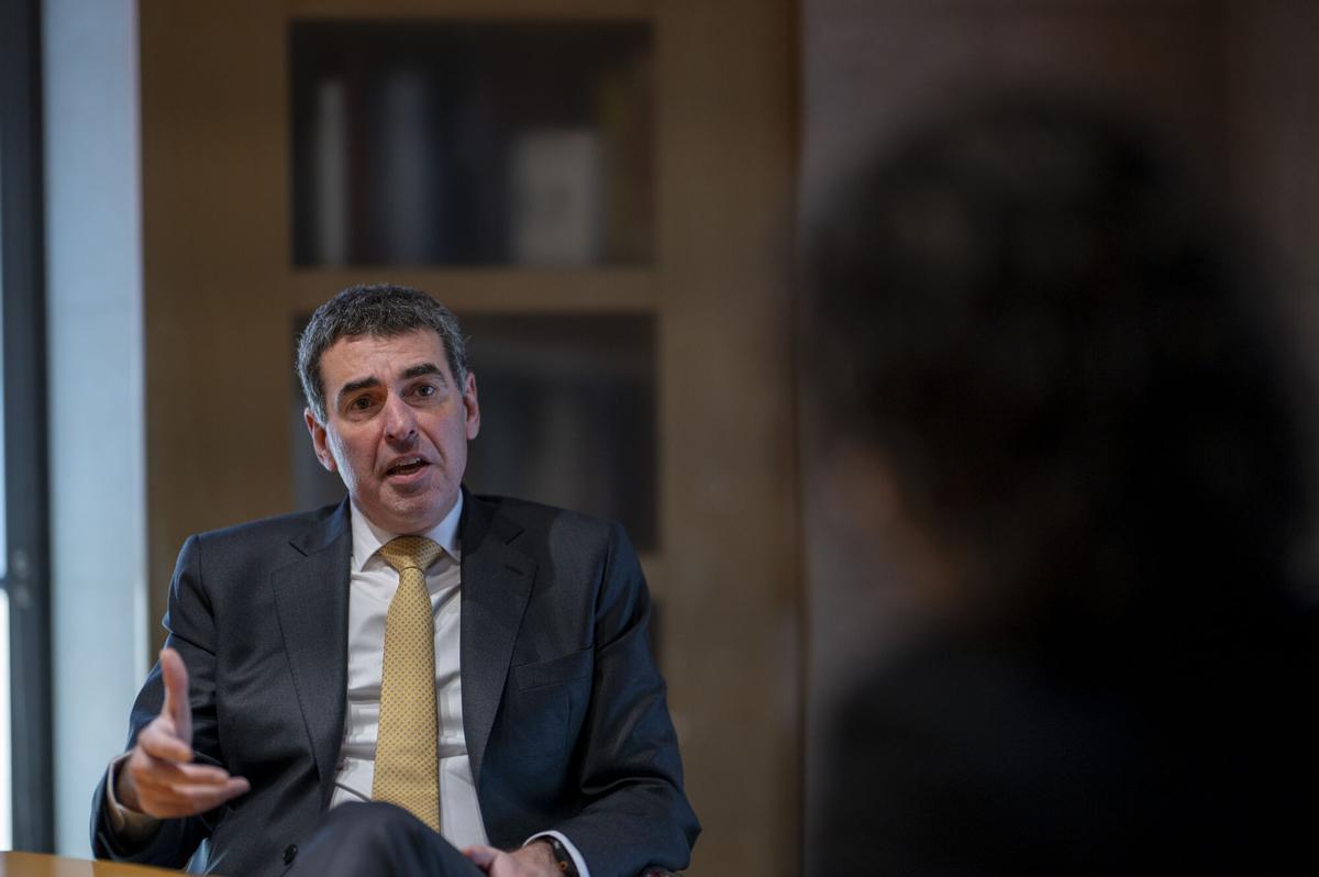 Oficina de Arquia Banca en Barcelona con empleados atendiendo a clientes