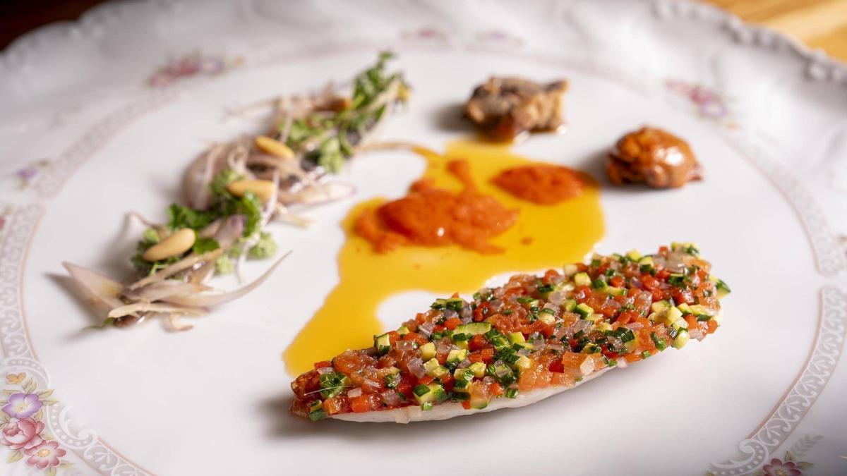 Ferran Adrià, Albert Raurich y Takeshi Somekawa preparando el salmonete Gaudí en Dos Pebrots