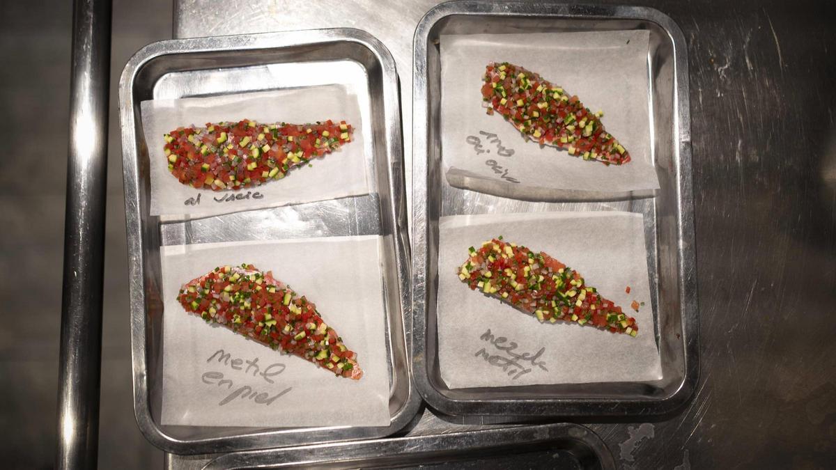 Plato de salmonete Gaudí con mosaico de verduras al estilo trencadís