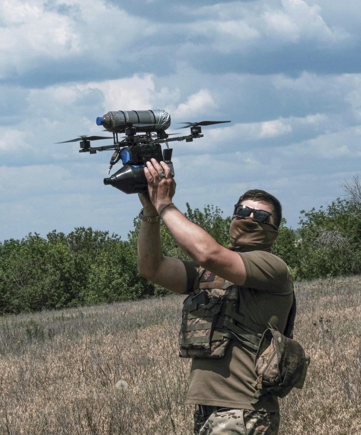 Drones ucranianos matan a tres personas en afueras de Moscú y Rusia derriba 64 unidades