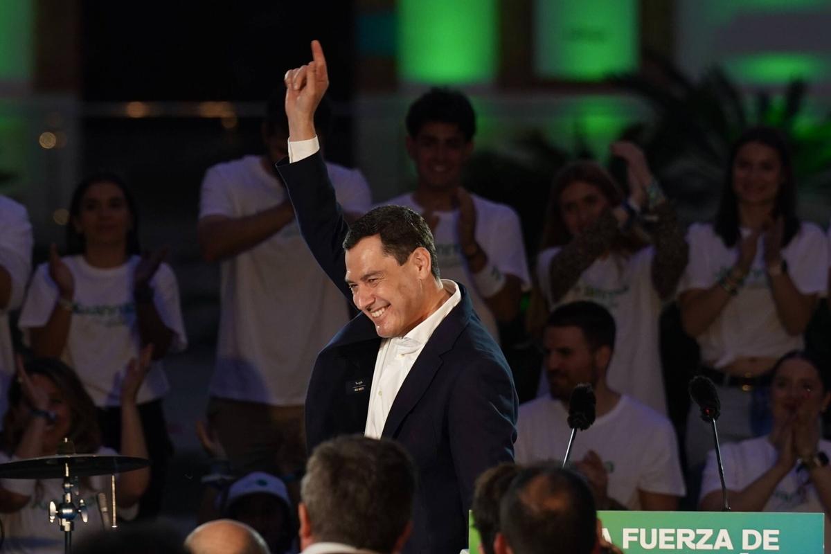 Ciudadana votando en una mesa electoral en Andalucía