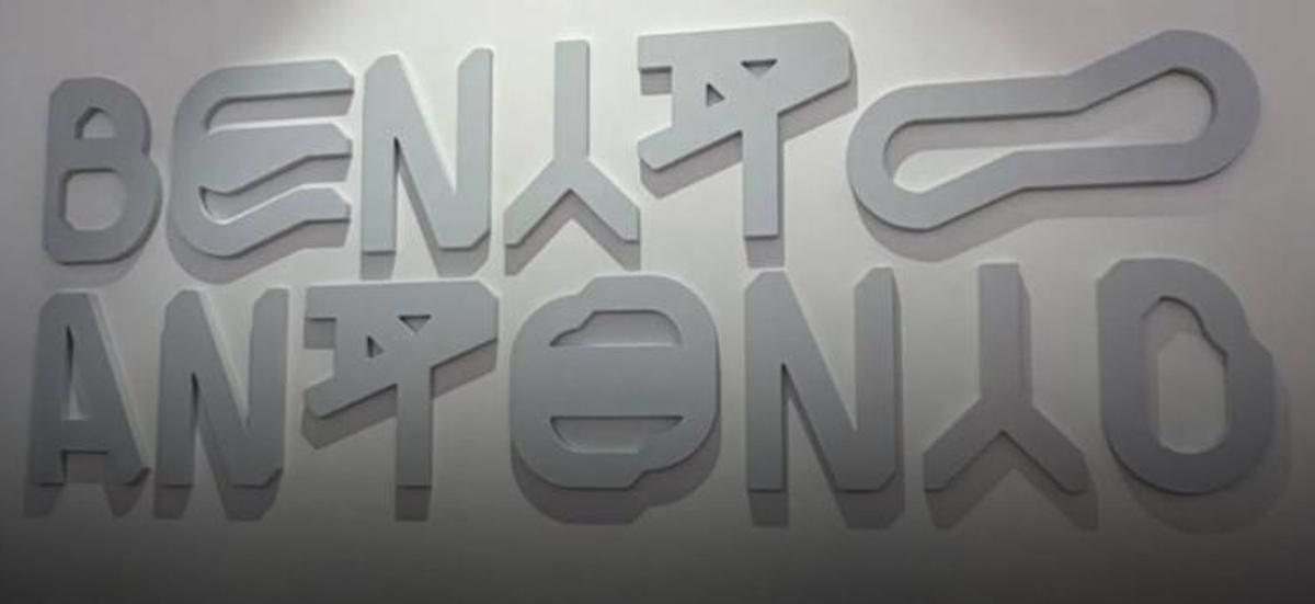 Bad Bunny y Zara presentando la colección 'Benito Antonio' frente a la tienda en Plaza Las Américas, San Juan