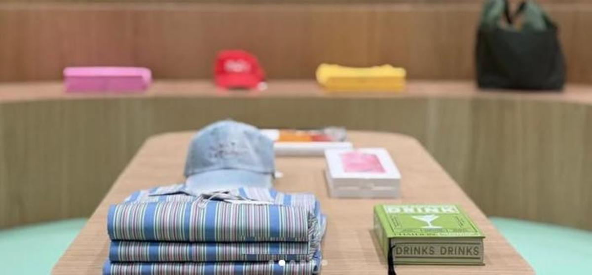 Detalle de una sudadera de la colección 'Benito Antonio' con el logotipo impreso, mostrada en la presentación del lanzamiento