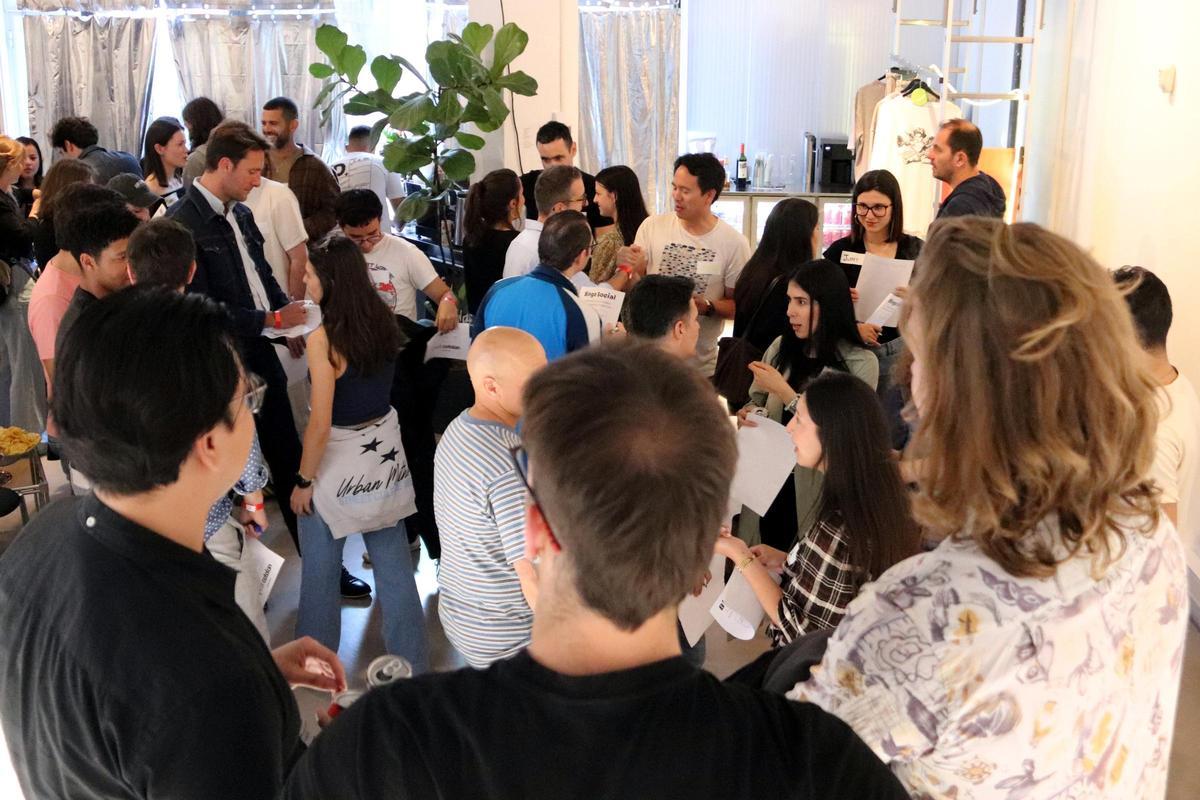 Encuentro de extranjeros practicando catalán en una terraza de Barcelona