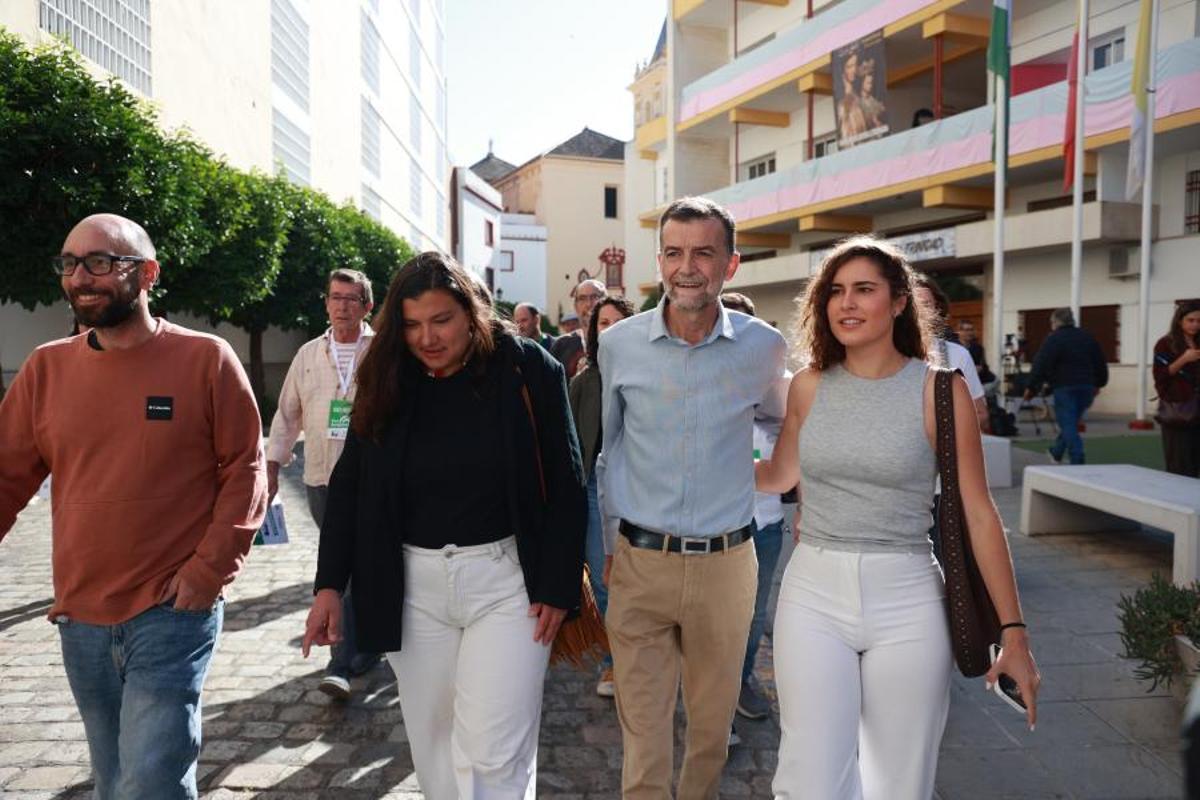 Votantes ingresando a un colegio electoral en Sevilla el 17 de mayo de 2026