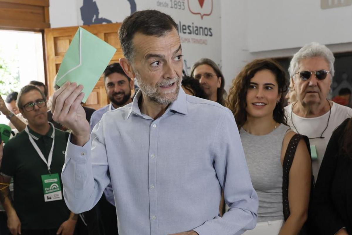 Mesa de votación con urnas y papeletas en un colegio de Andalucía