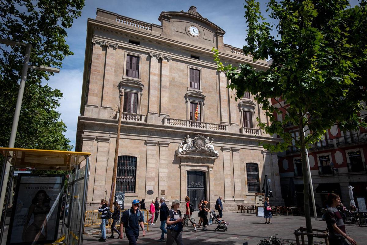 Obra de reurbanización de la Rambla con maquinaria y peatones