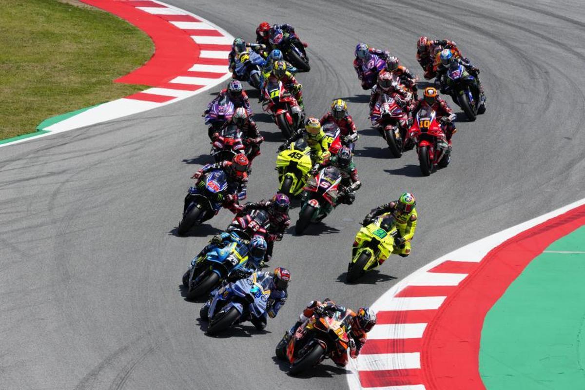 Pedro Acosta liderando la carrera en el GP de Catalunya de MotoGP en Montmeló