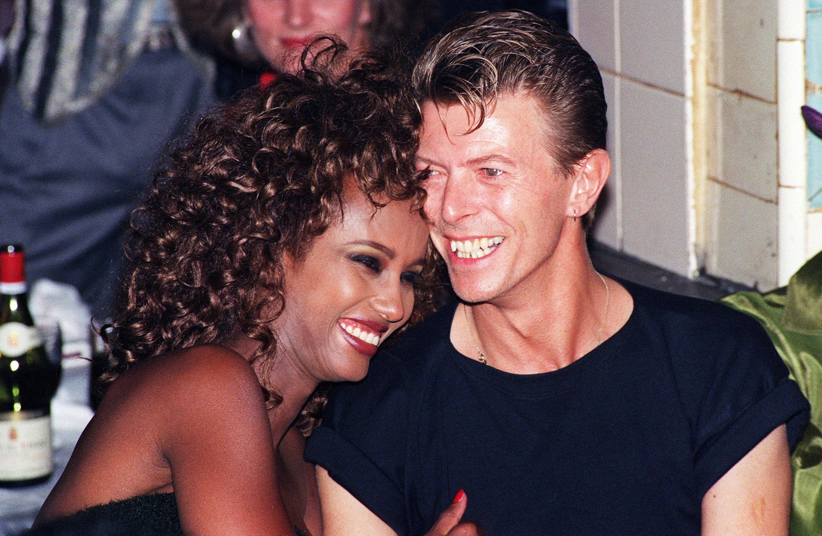 Iman desfilando en la pasarela de los años 80, con su icónico estilo elegante y mirada segura