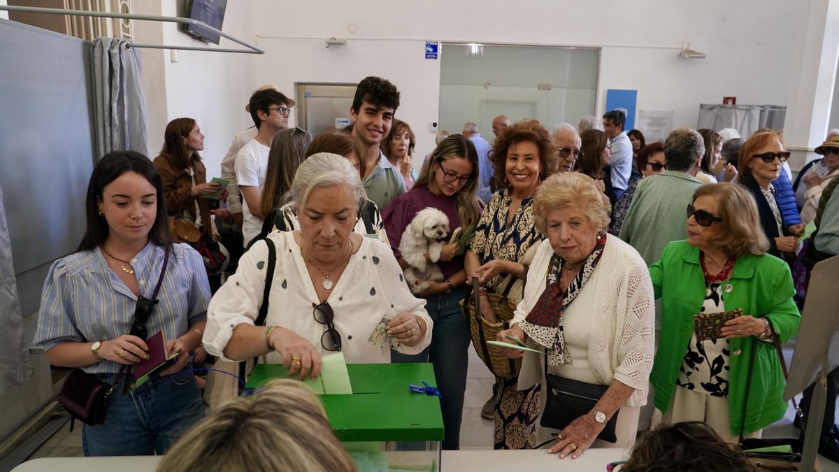 Participación a las 18:00 supera el 52 % en Andalucía y deja atrás a 2022