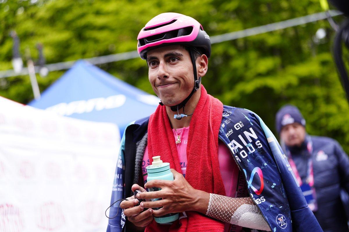 Jonas Vingegaard celebrando su victoria en la etapa 9 del Giro de Italia, con los Apeninos al fondo