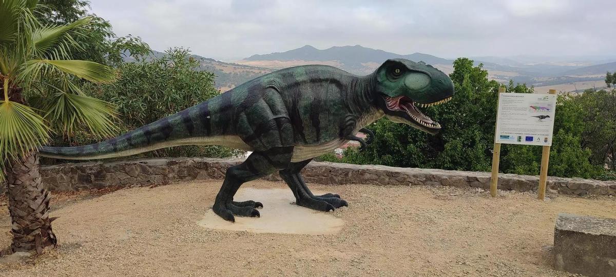 Vista panorámica del Mirador de la Coracha con réplicas de dinosaurios integradas en la vegetación