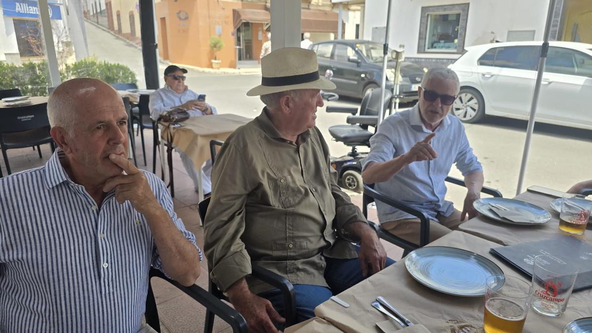 Centro de votación en Adamuz con ciudadanos esperando