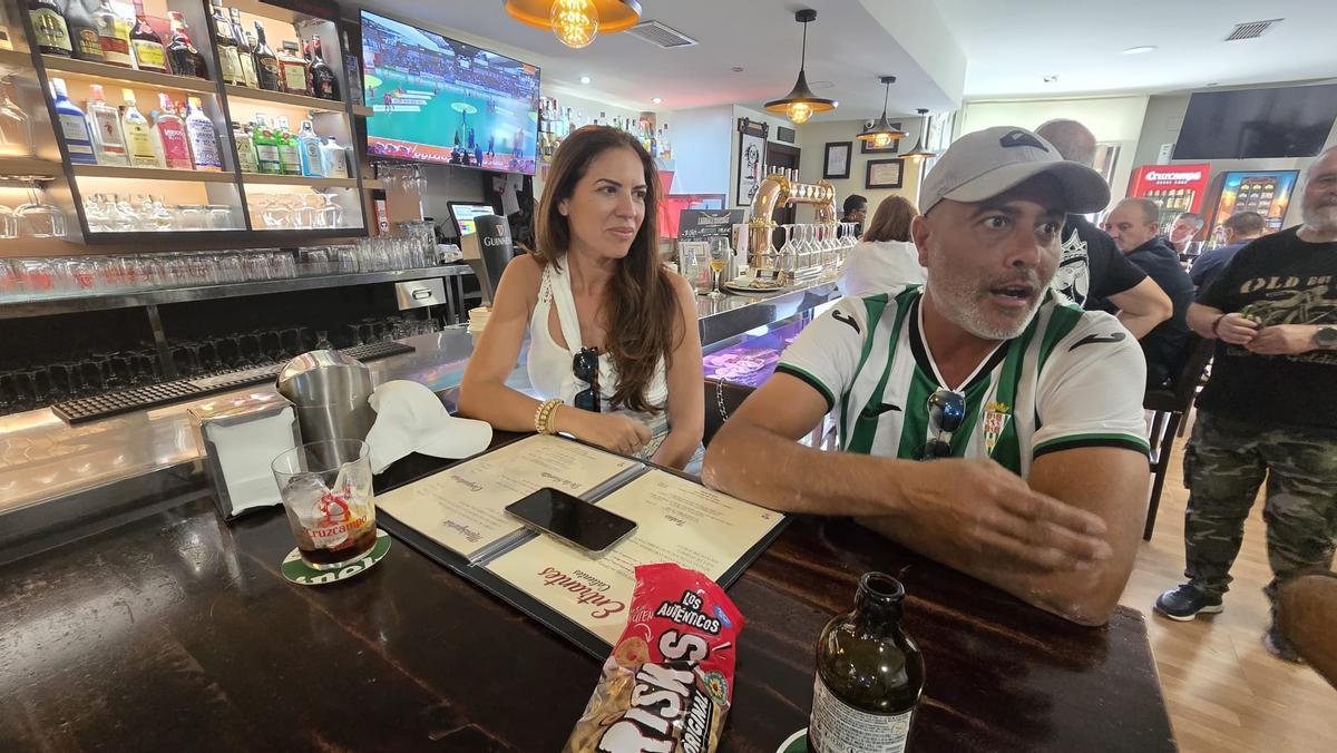 Mesa de debate en restaurante local con políticos y vecinos