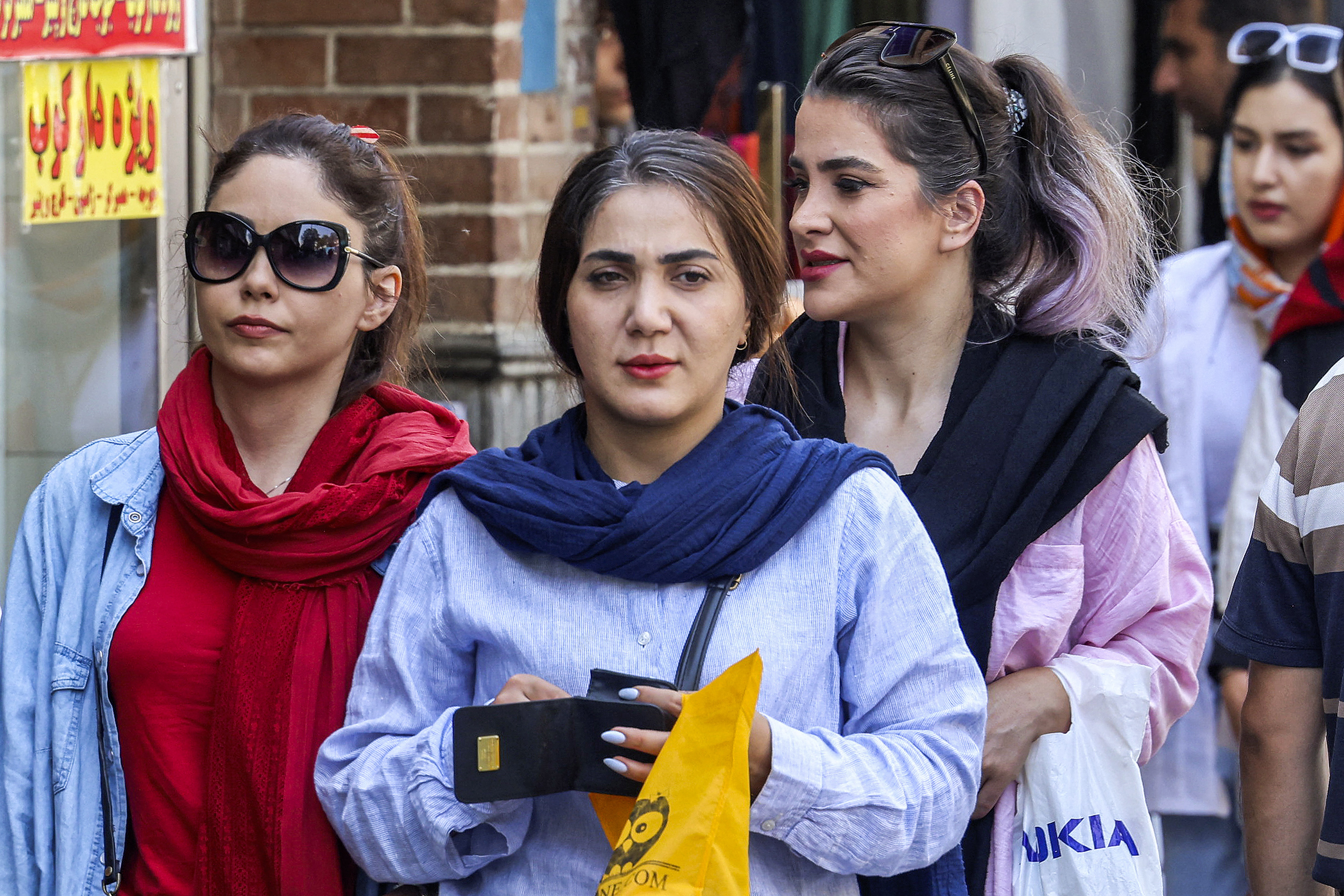 Teherán: miles de manifestantes nocturnos respaldan al régimen mientras mujeres desafían el hijab