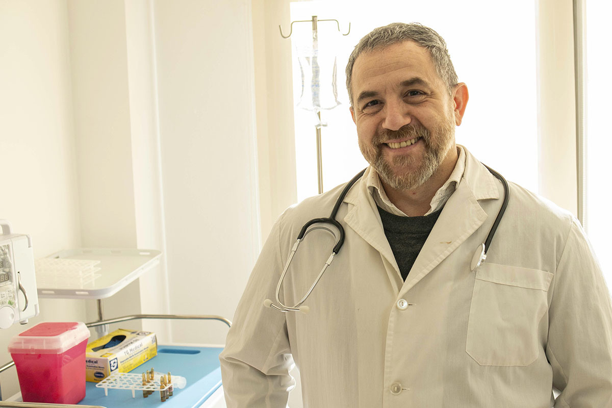 Dr. Fernando Tortosa supervisando el protocolo experimental contra el hantavirus Andes