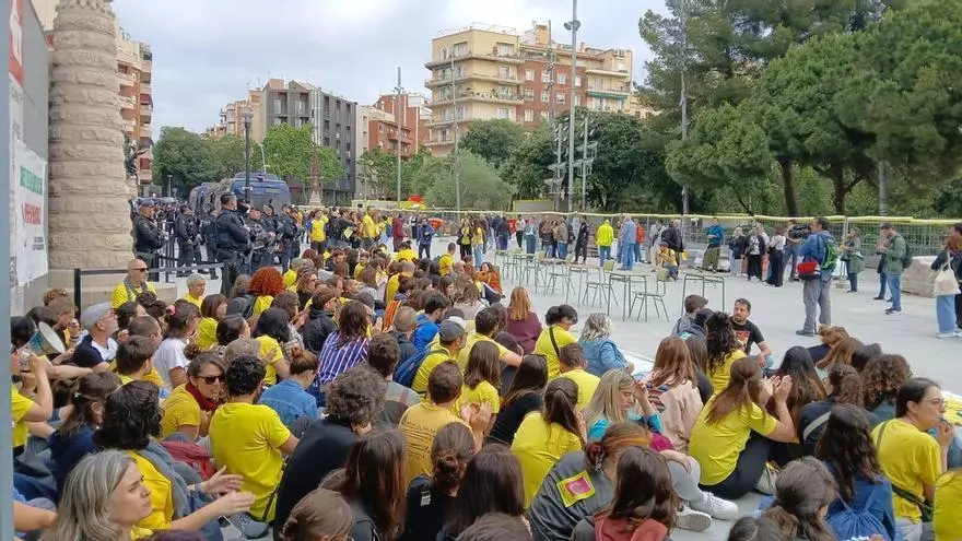 Profesores en huelga se concentran frente a la Sagrada Família en Barcelona