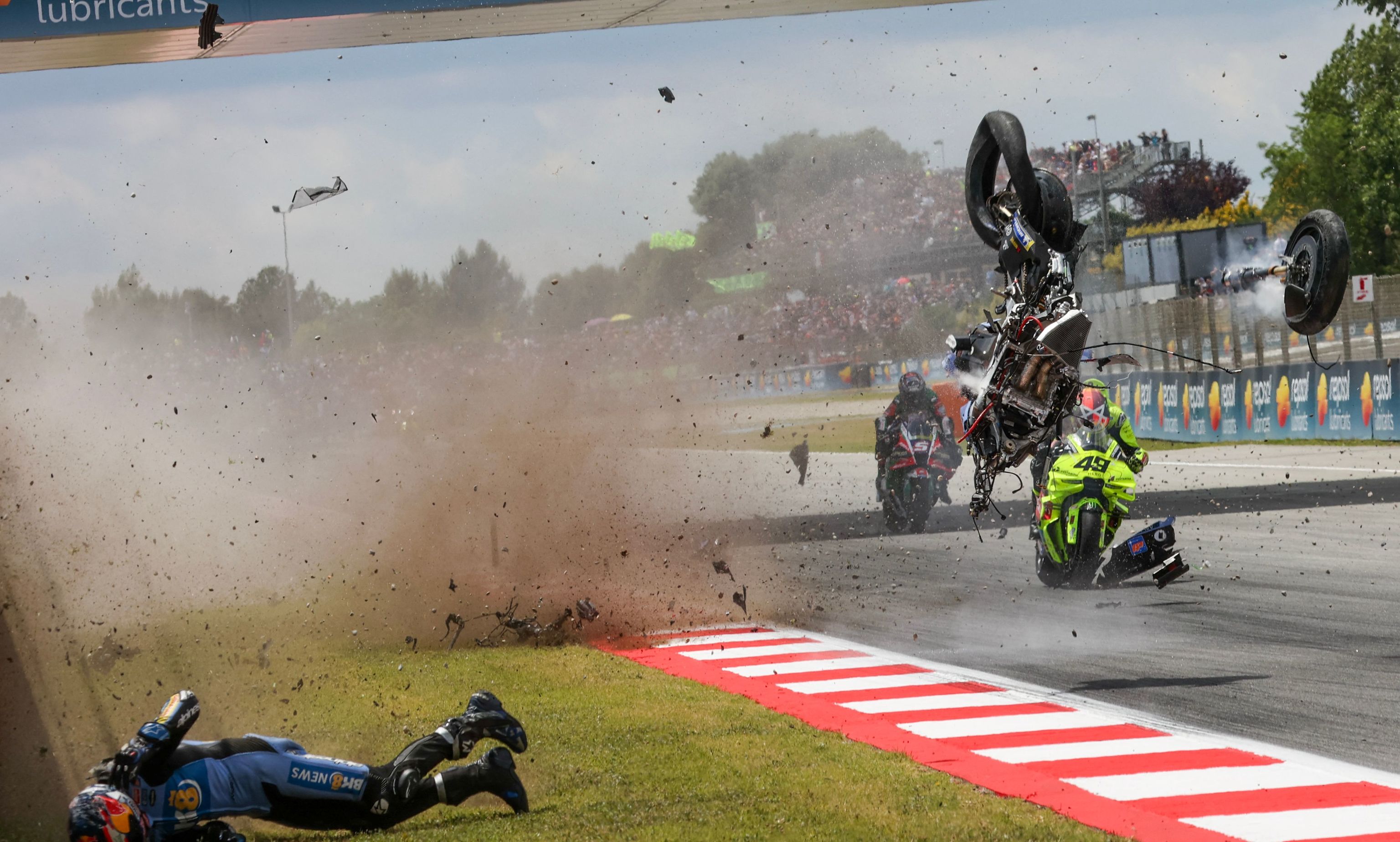 Álex Márquez tras el accidente en el GP de Cataluña, con la moto destrozada