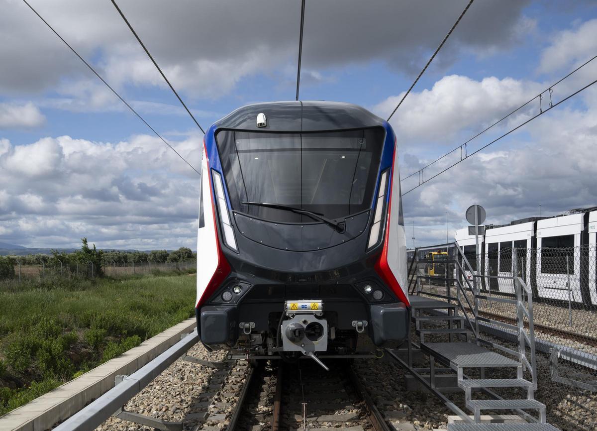 Tren sin conductor de la Línea 6 circulando en el CAF Track Test Center de Corella