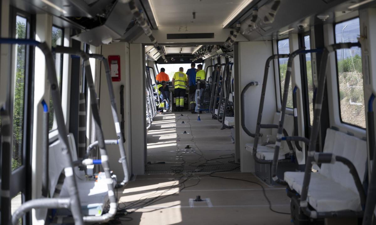 Interior del nuevo tren driverless con pasillos intercomunicados y espacio para bicicletas