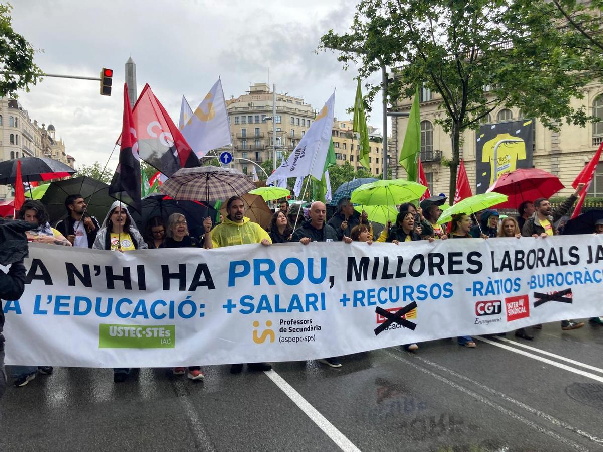 Manifestación de Ustec frente a la Sagrada Família bloqueando el acceso