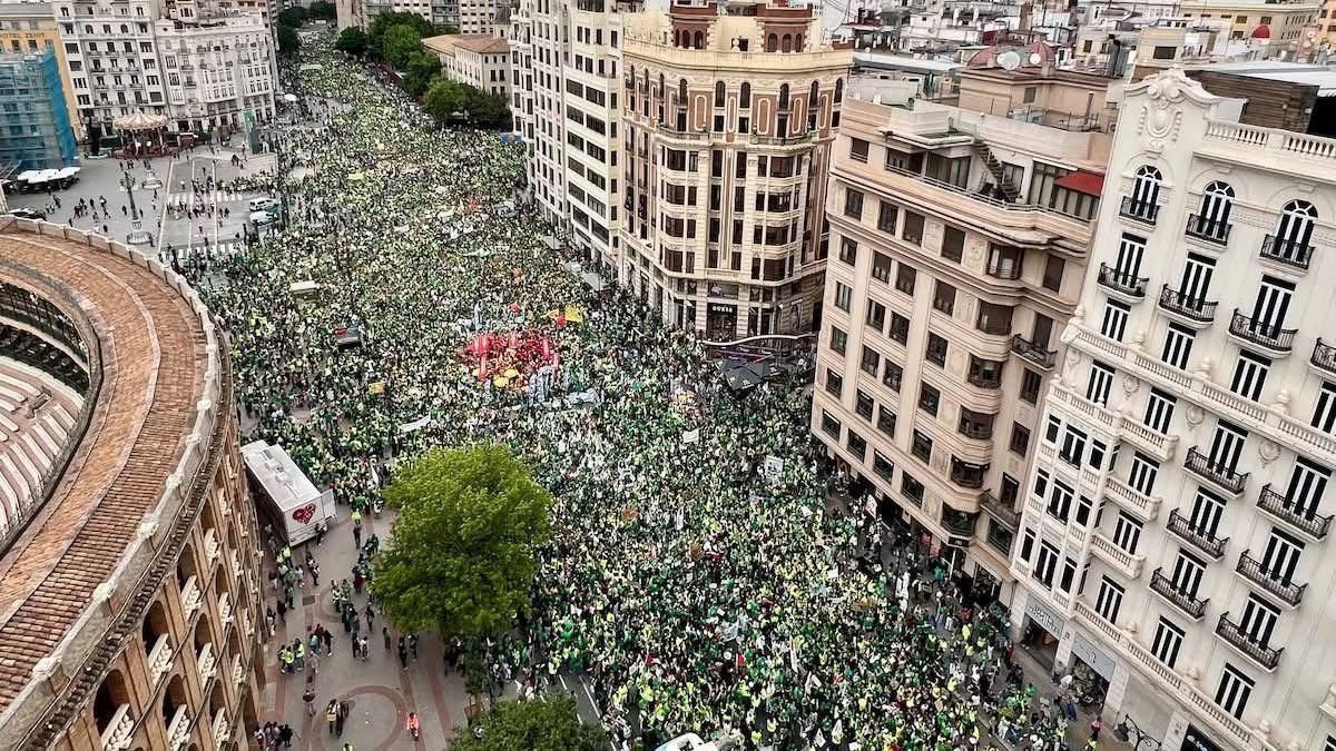Gobierno valenciano ofrece 120 € de aumento salarial a docentes para 2027