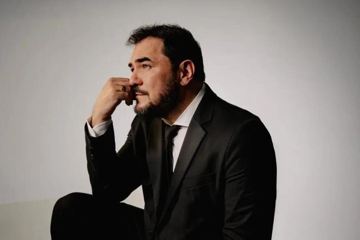 Ismael Serrano en el montaje 'Golpe a golpe' en el Teatro Infanta Isabel