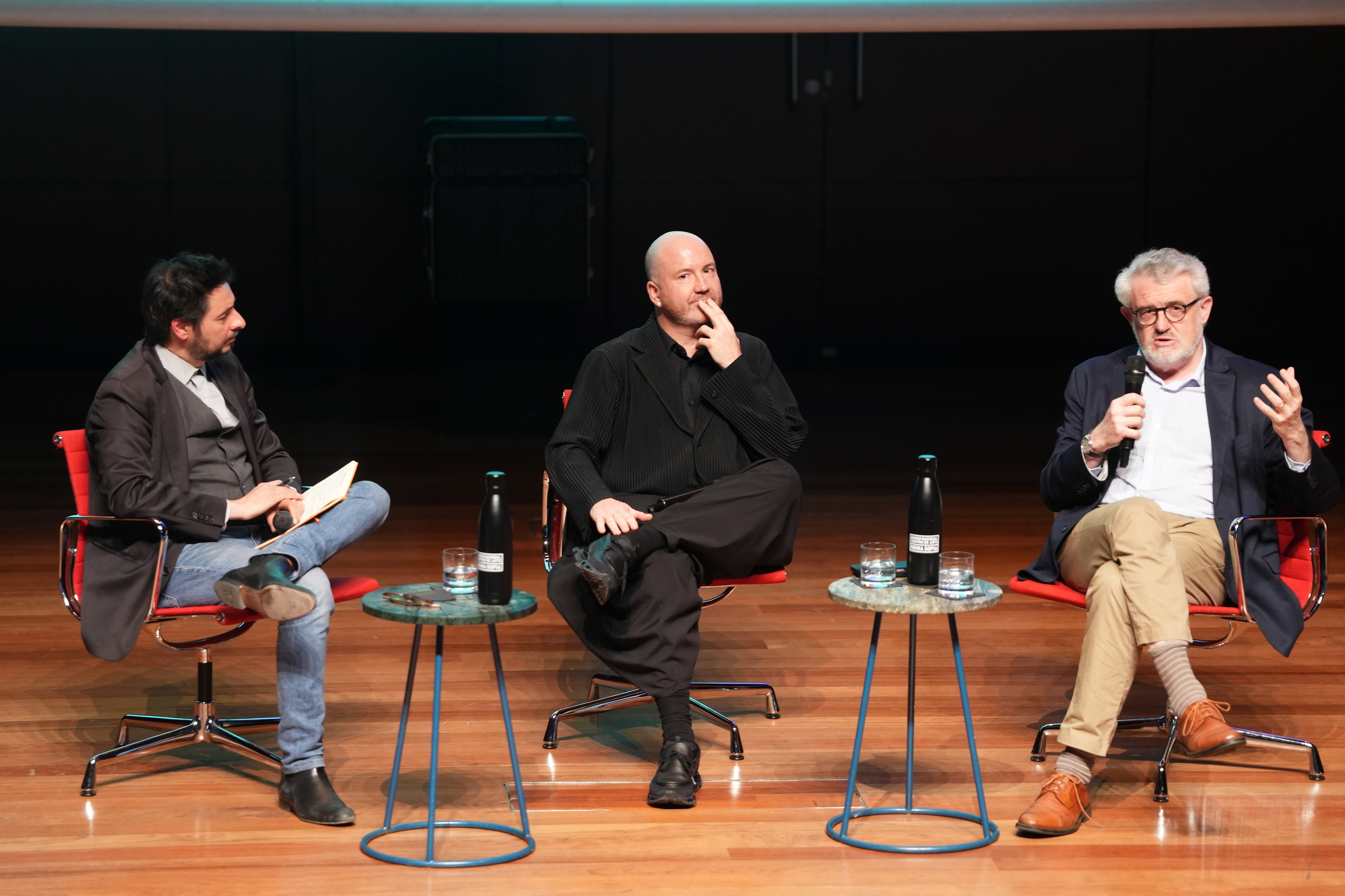 Directores Miguel Falomir y Manuel Segade estrechan la mano durante la celebración del Día Mundial de los Museos